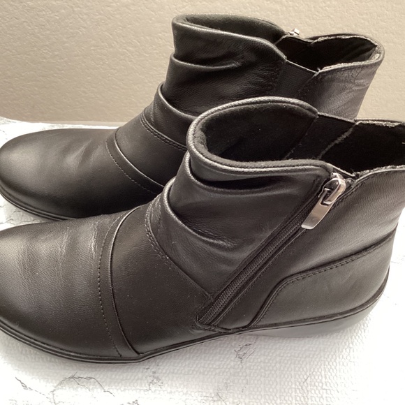 Clarks Booties size 7 NWOB - Picture 5 of 8